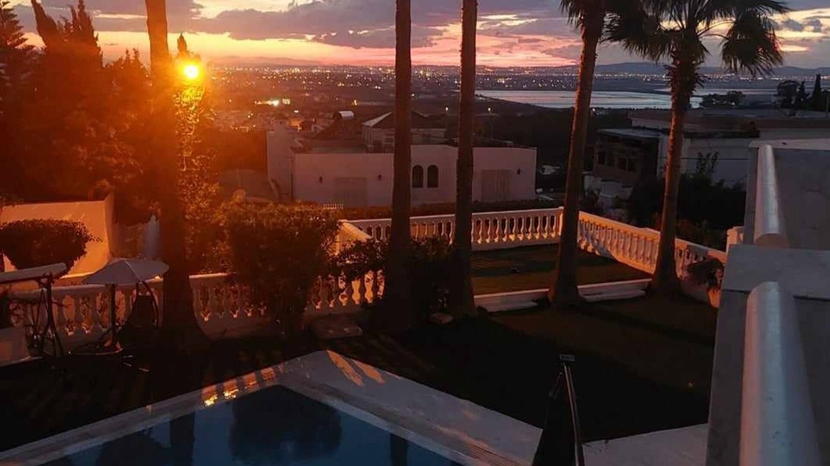 La Marsa Villa | Villa Gammarth - Banlieue Nord de Tunis et à 5 mn de la Plage, Tous Commerces