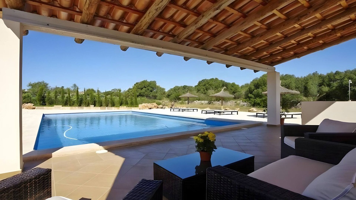 Es Llombards Villa | Villa 'Garrover' with Private Pool, Wi-Fi and Air Conditioning