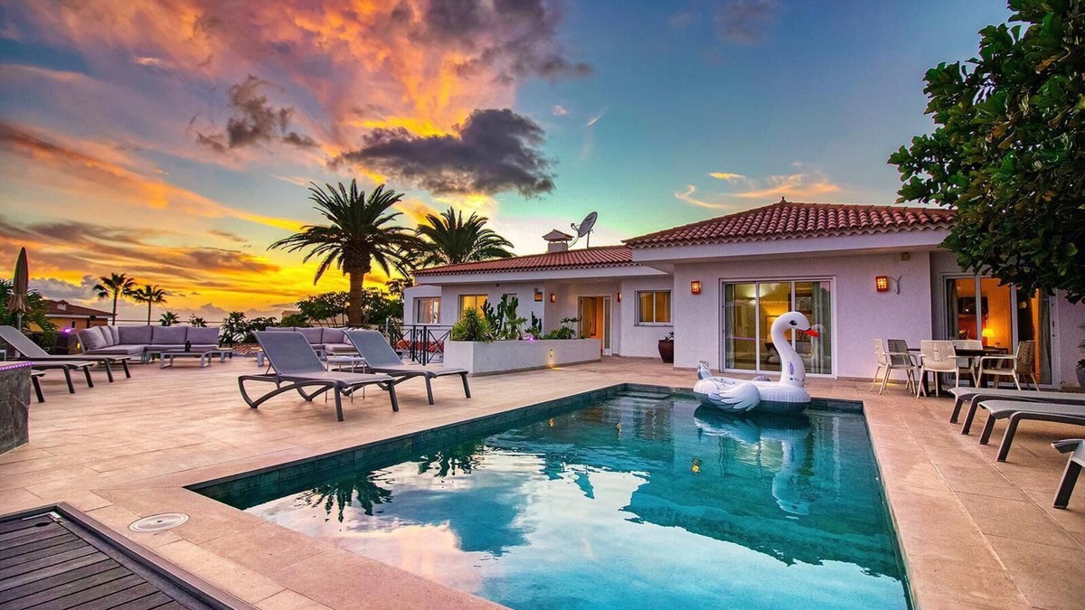 Chayofa House | Villa Ginevra, perfect for large groups, with Pool, Sauna & Garden