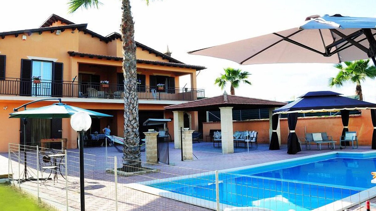 Agrigento Villa | Villa Gioiosa 5 bedroom villa with fenced pool, Air-con,Wi-Fi, BBQ, 3min to town