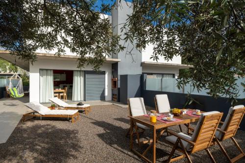 Pedras Pretas Villa | Villa Girassol by An Island Apart