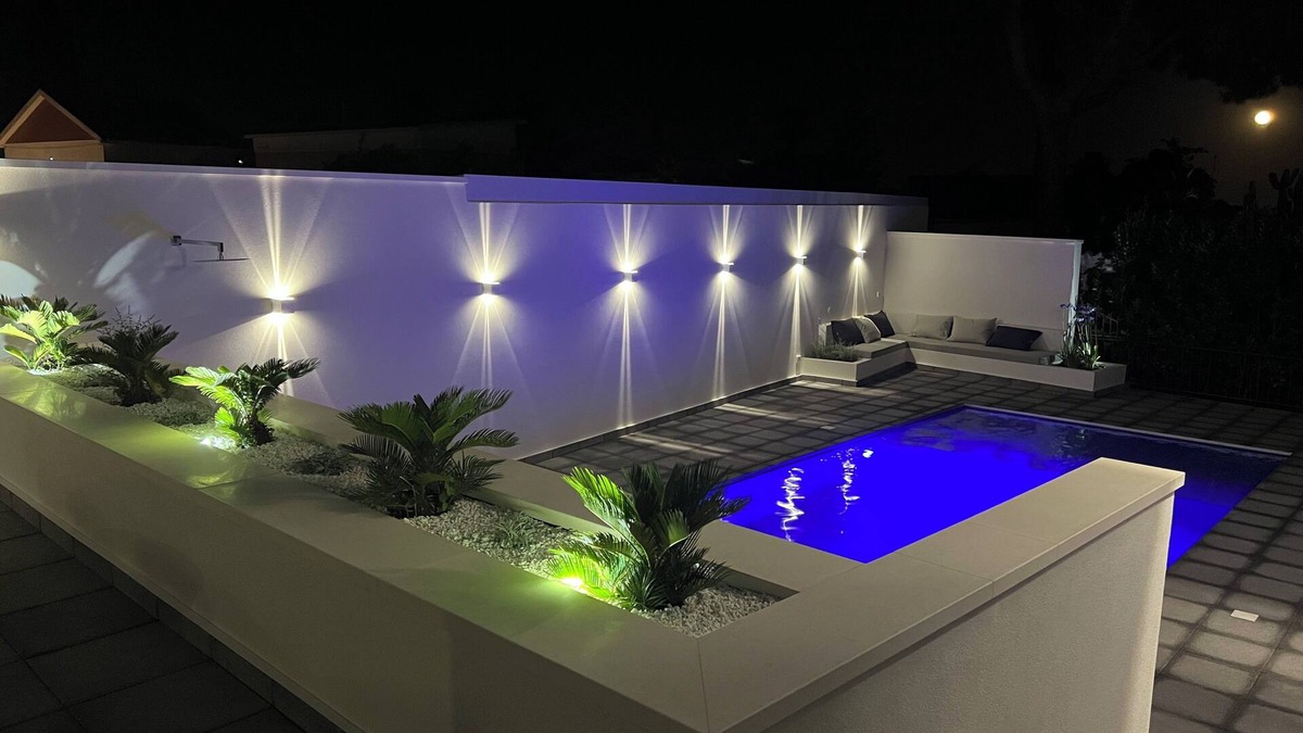 Fontane Bianche Villa | Villa Giuliana luxury home: swimming pool, solarium, barbecue. A few steps from the sea