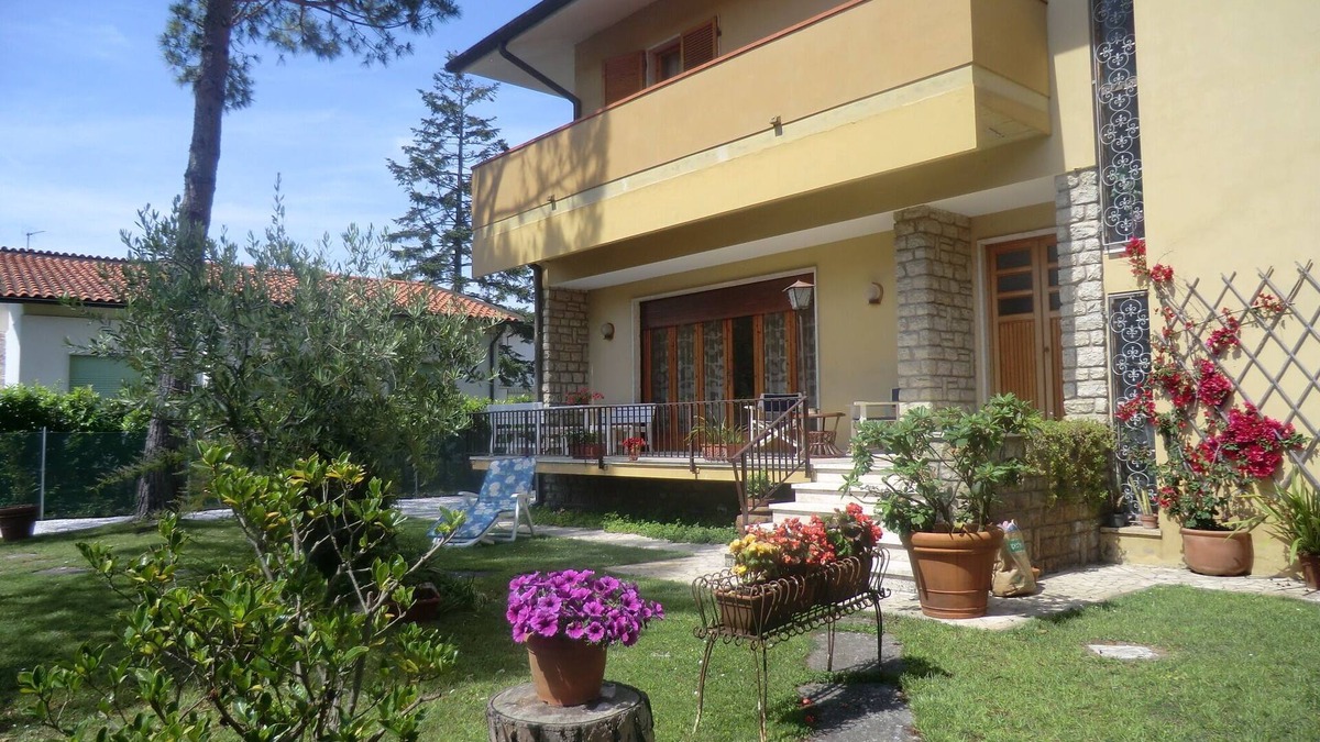 Marina di Pietrasanta Villa | Villa Gloria, garden and large terrace 300m from the sea