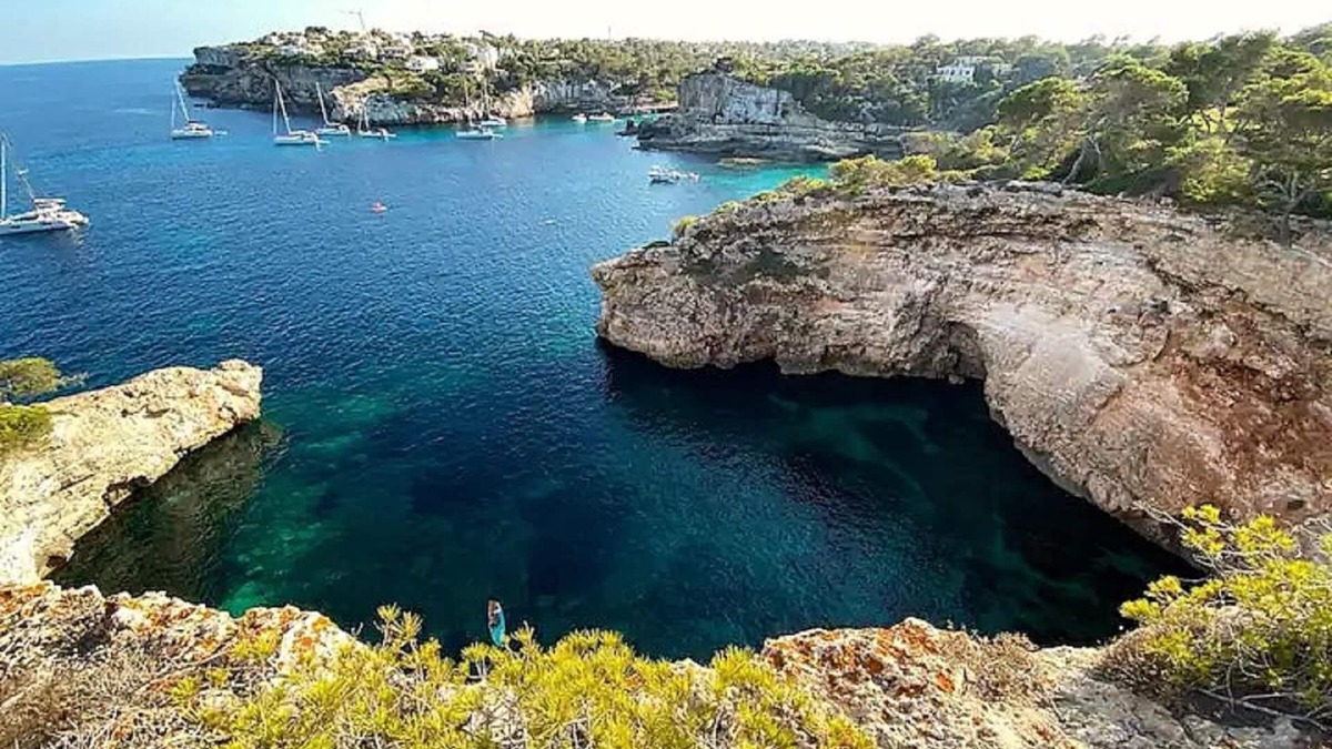 Cala Santany Villa | Villa Grand Bleu. Beach 500 meters away. Option for a heated pool at 30 degrees.