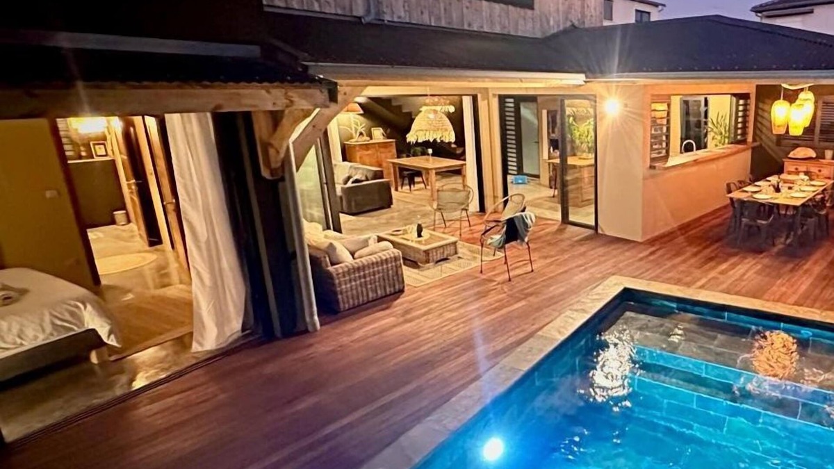 Centre-Ville Villa | Villa Grandbois, its spa, swimming pool and Indian Ocean view. 5* bed and breakfast
