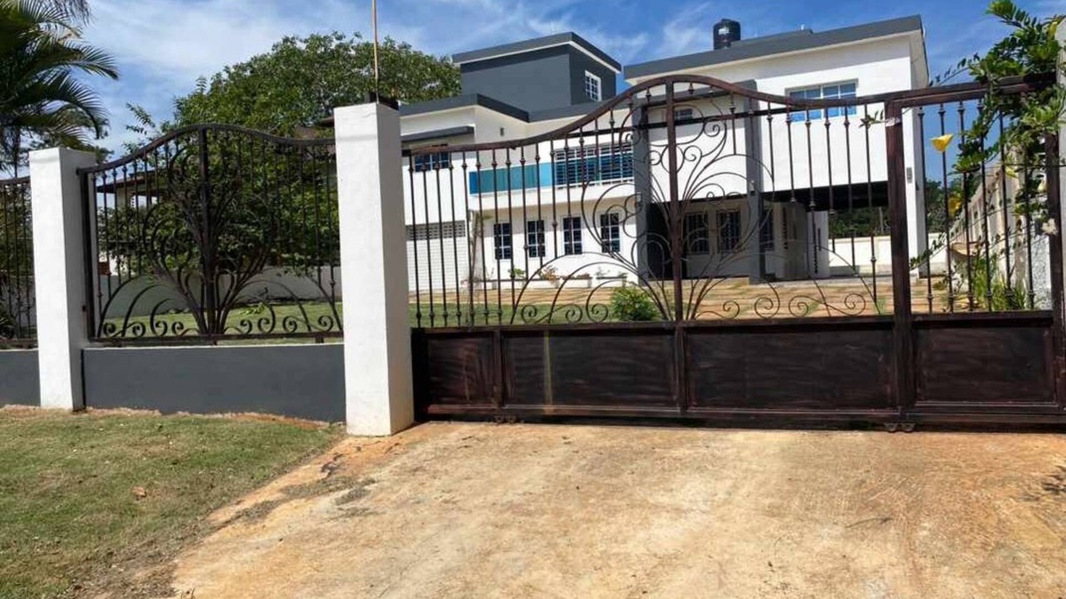 Jarabacoa Villa | Villa Grecko Place, a Relaxing large indoor space and large pool with a gazebo