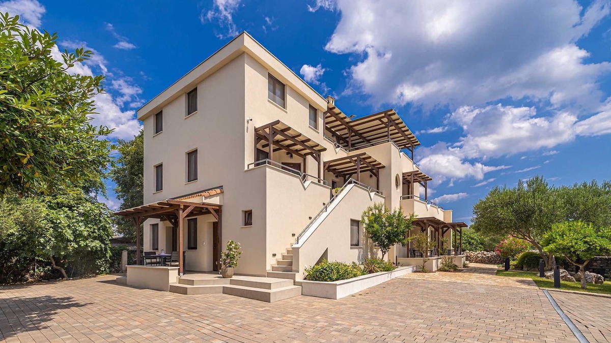 Linardici Apartment | Villa Haya - studio apartment Lavanda with heated pool