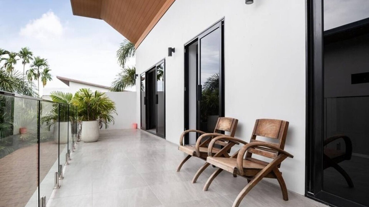 Nai Harn Villa | Villa Hibiscus-Charming 3 bedroom villa with WiFi and AC in lovely Tambon Rawai