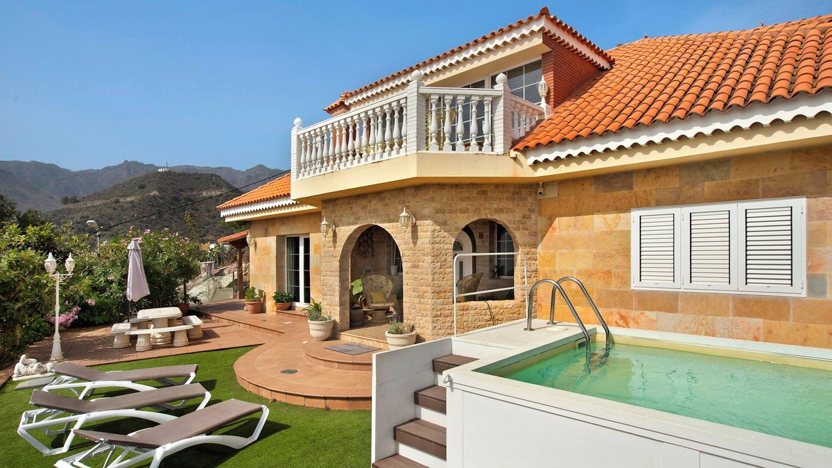 Valsequillo de Gran Canaria Villa | Villa Holiday Home Hemi with Mountain View, Sea View, Pool, Wi-Fi, Terraces & Garden