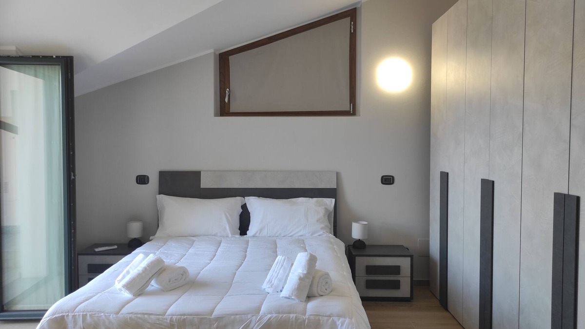 Locate Varesino Apartment | Villa I Sette Pini Splendid modernly furnished penthouse.