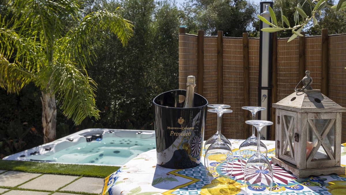 Menfi Villa | Villa 'Il Melograno' with Private Terrace, Jacuzzi, Wi-Fi and Air Conditioning
