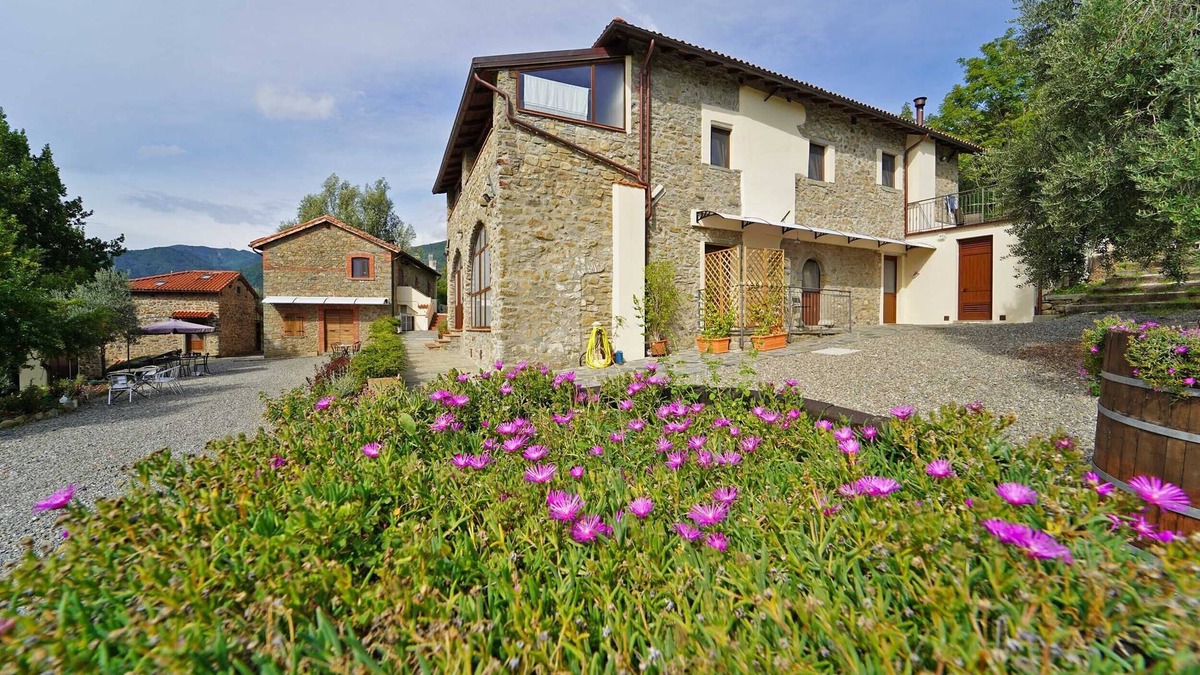 Pontremoli Villa | VILLA ILENIA 24pax, Restaurant, Large Pool, Free WI-FI, near to Cinque Terre