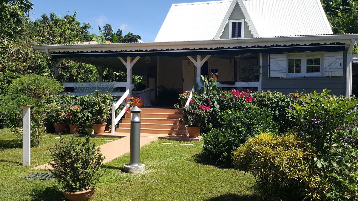 Le Carbet House | VILLA IN A GARDEN OF GREENERY, IN THE PEACE BETWEEN SEA AND MOUNTAIN