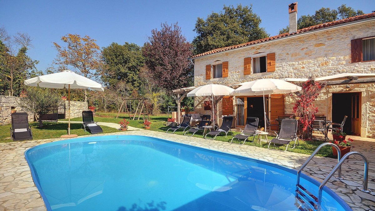 Gracisce House | Villa in Batlug with Private Pool