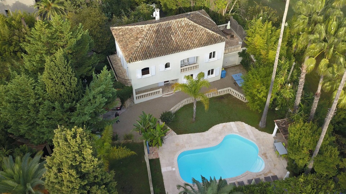 La Croix des Gardes Villa | Villa in Cannes 300 meters form the sea - 5 bedrooms, garden and swimming pool