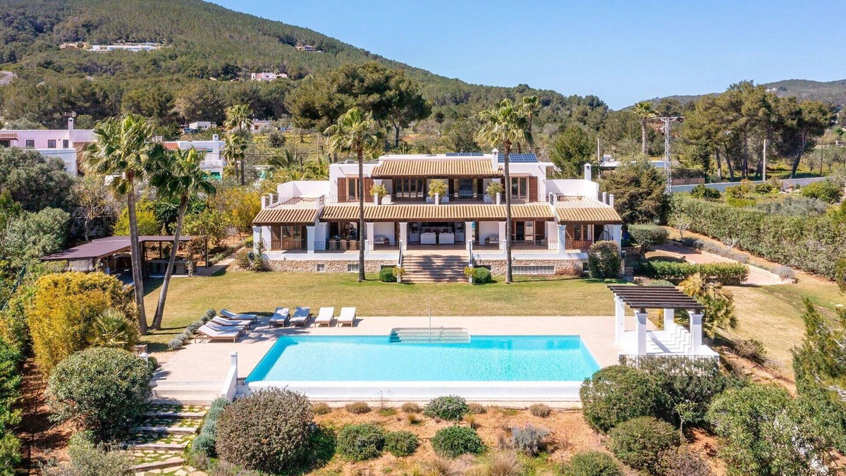 Santa Eulalia del Rio Villa | Villa in Santa Eulària Des Riu with 7 bedrooms sleeps 14