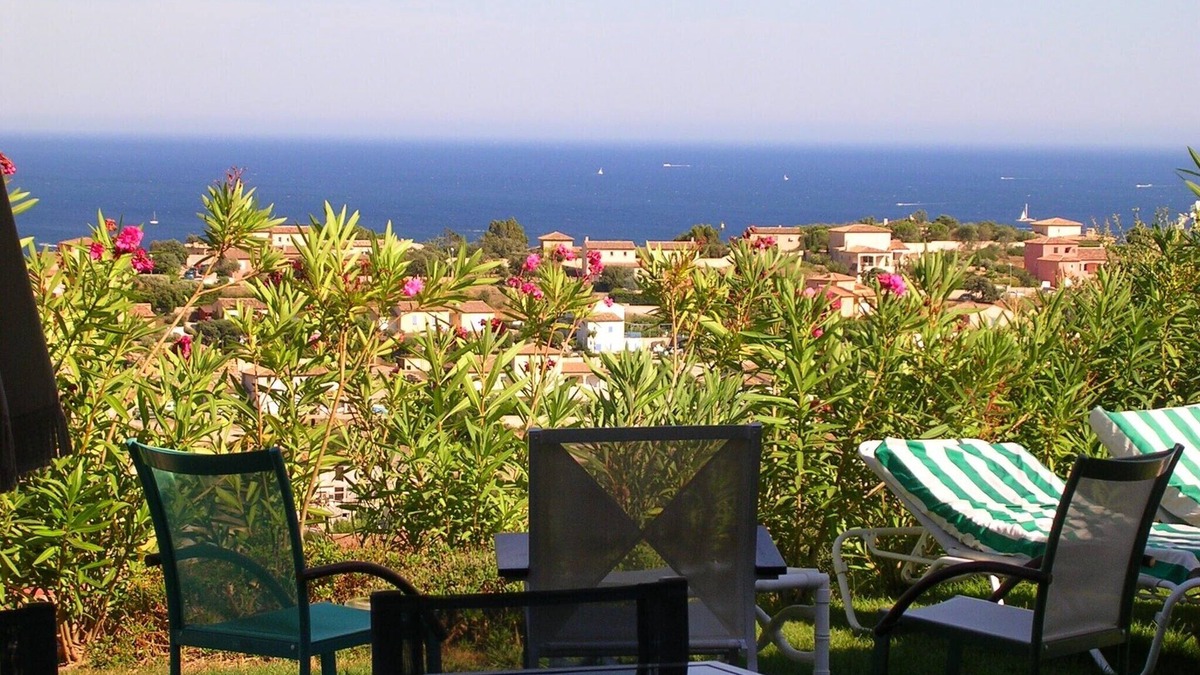Sainte-Maxime Villa | VILLA IN GOLF WITH SEA VIEW AND SWIMMINGPOOL Ste-MAXIME NEAR ST-TROPEZ FOR 4 PEOPLE