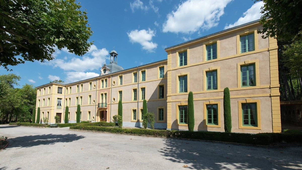 Montbrun-les-Bains Apartment | Villa in Montbrun near Lake and Sea