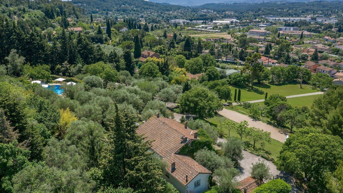 Mouans-Sartoux House | Villa in Mouans Sartoux town center on 30000m2 park