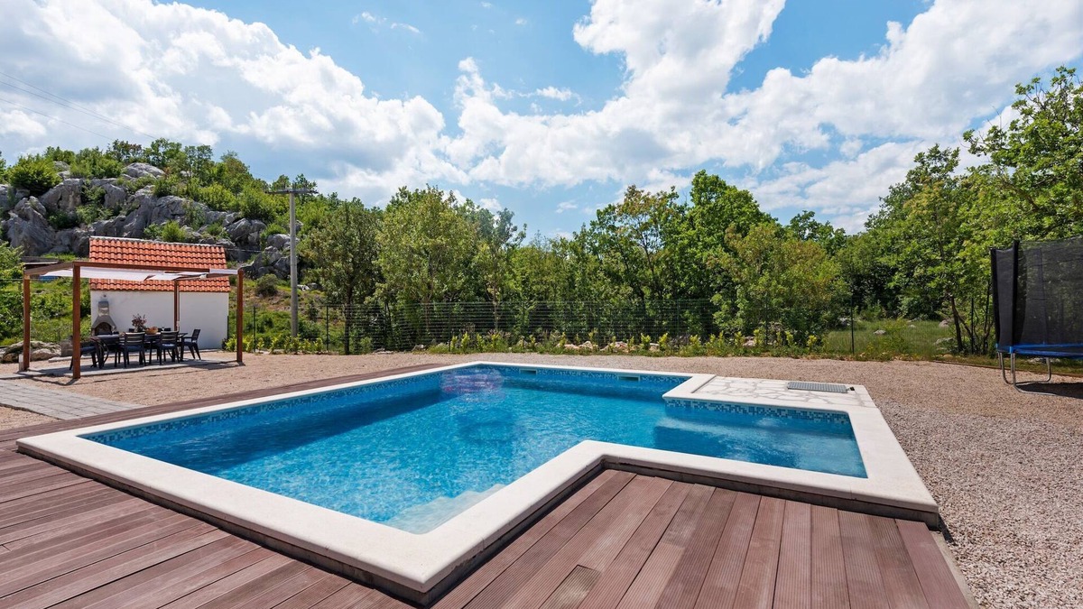 Neoric Villa | Villa in Neoric with Pool and Bubble Bath
