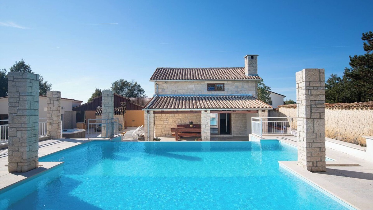 Pazin Villa | VILLA IN PEACEFUL LOCATION, NATURE, HEATED SWIMMING POOL, SUITABLE FOR CHILDREN