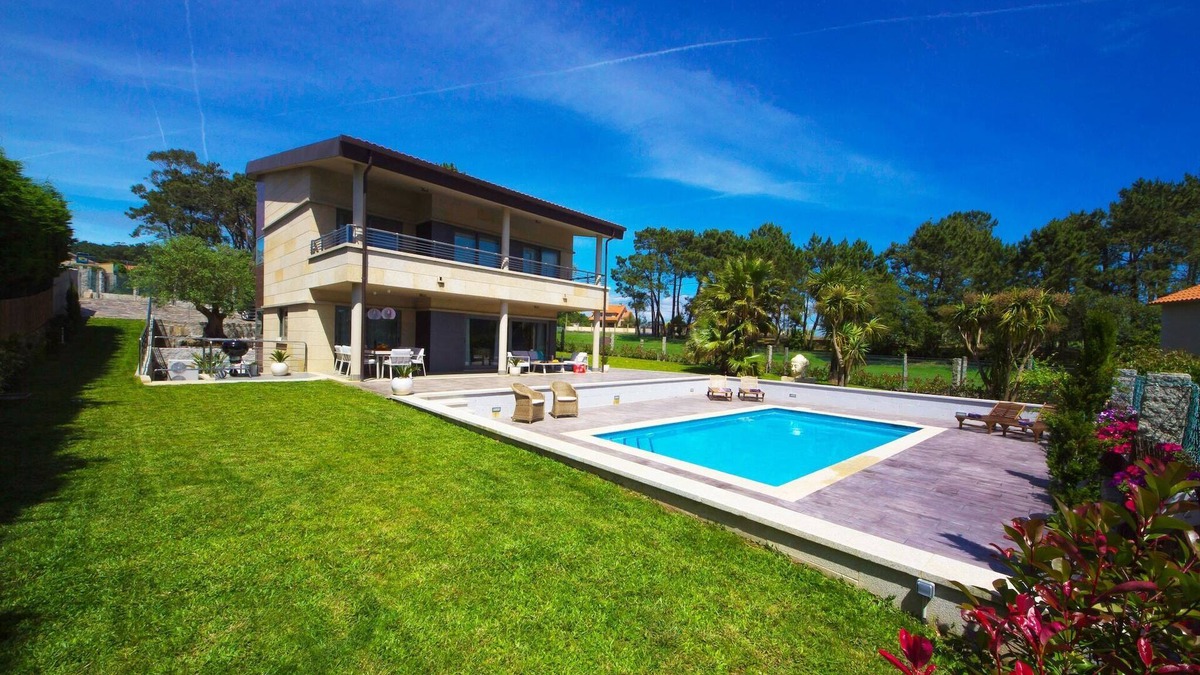 Montalvo House | Villa in Sanxenxo with Sea View & Pool