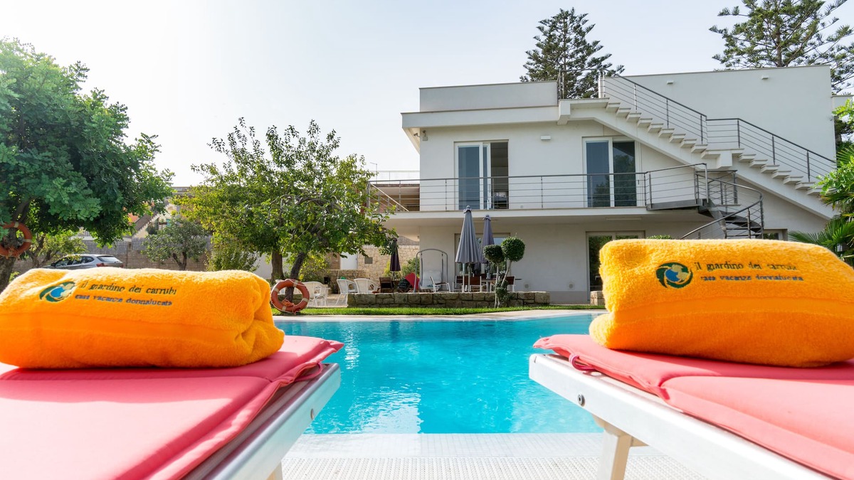 Donnalucata Apartment | Villa in Sicily with heated swimming pool and garden 100 meters from the sea
