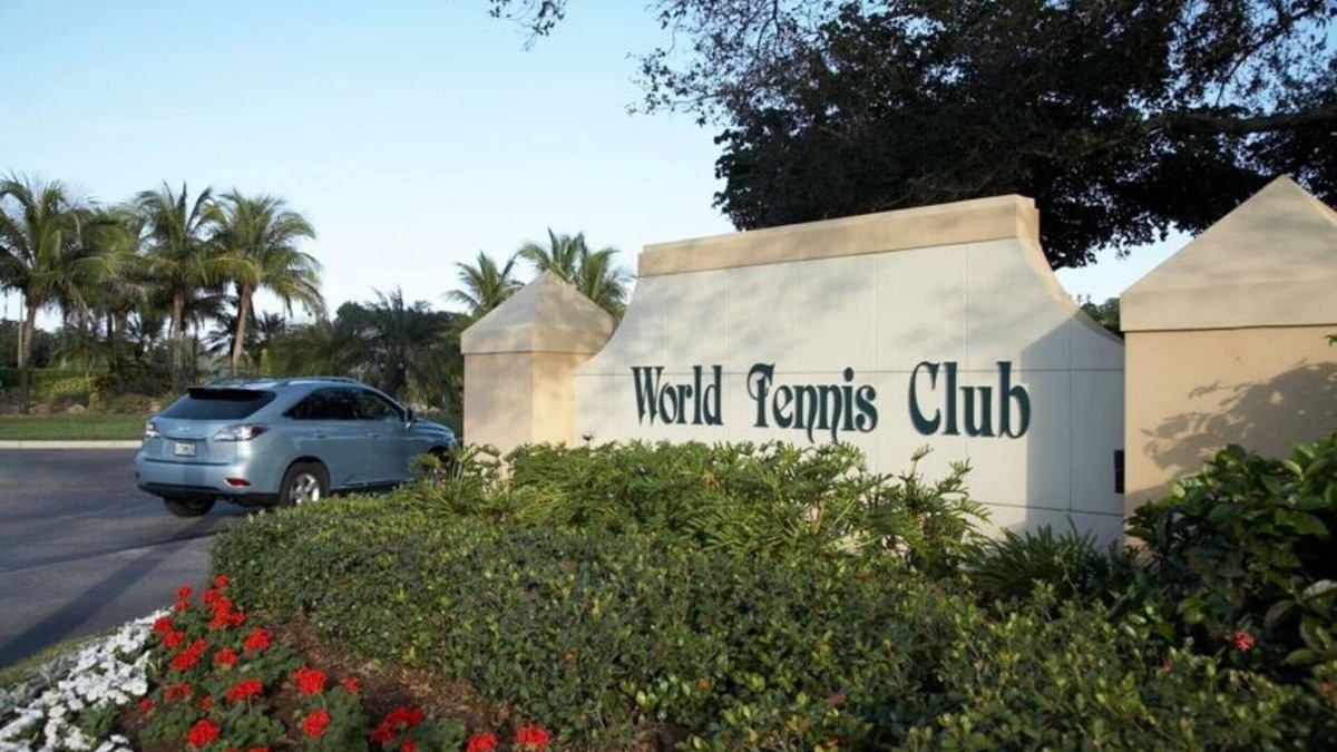 Central Naples Villa | Villa in the World Tennis Club with 16 tennis courts and private pool