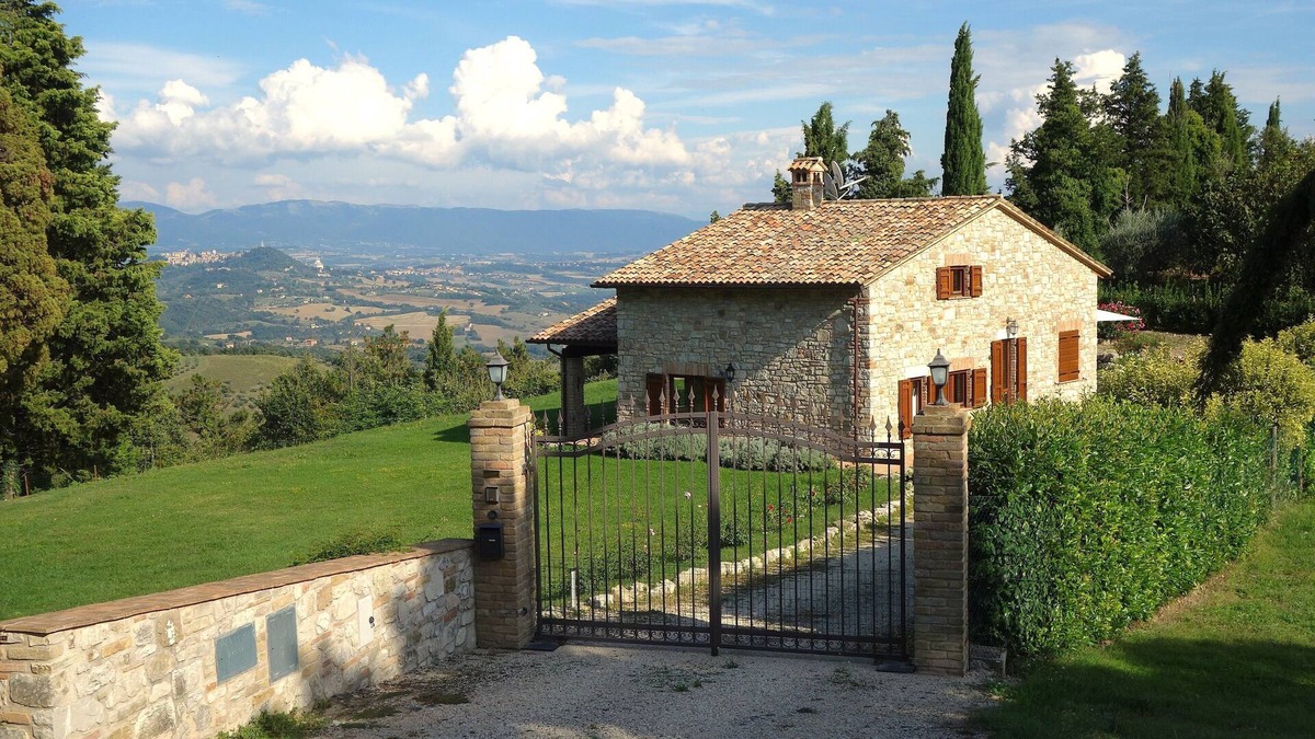 Quadro Villa | Villa in Umbria with private pool and fantastic view - sleeps 8 + 1