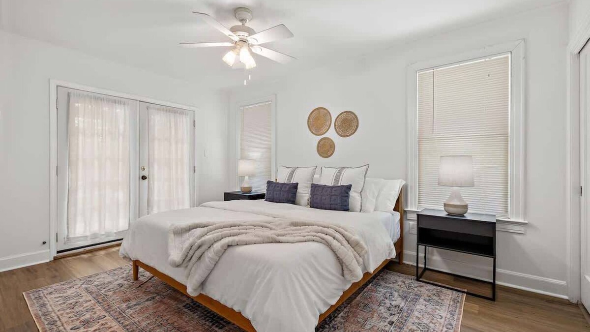 Zilker House | Villa in Zilker - Peaceful Stylish Home with Yard