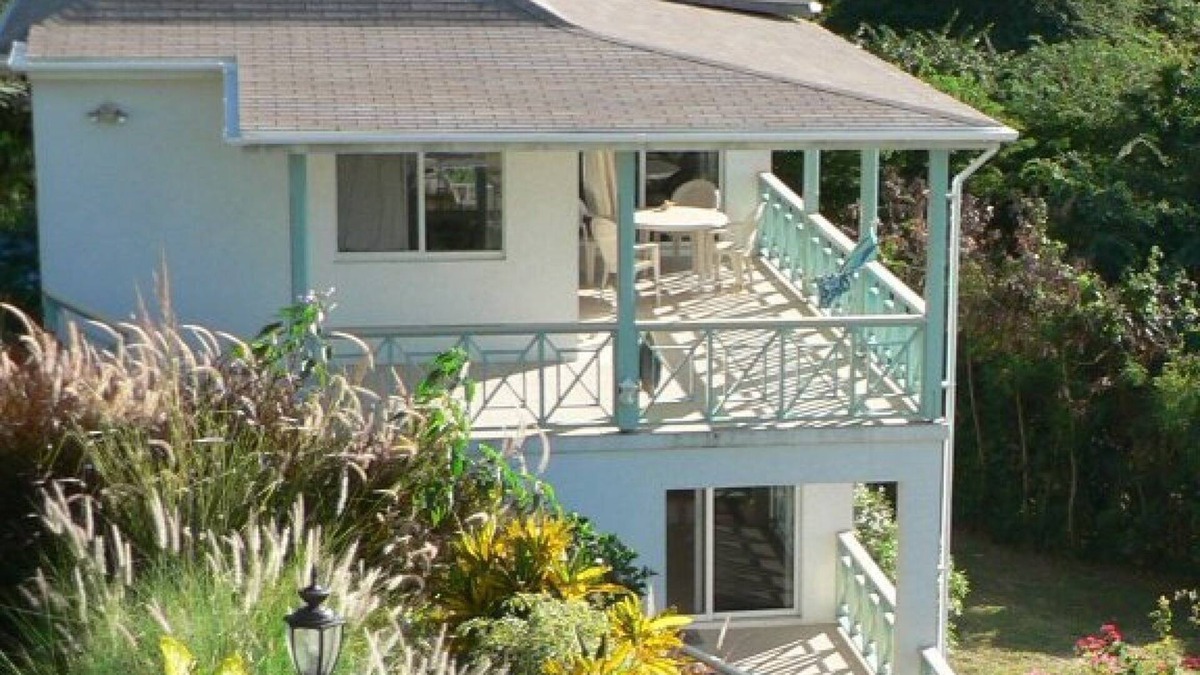 Oualie Bay Villa | Villa Iris above the nicest beach on Nevis