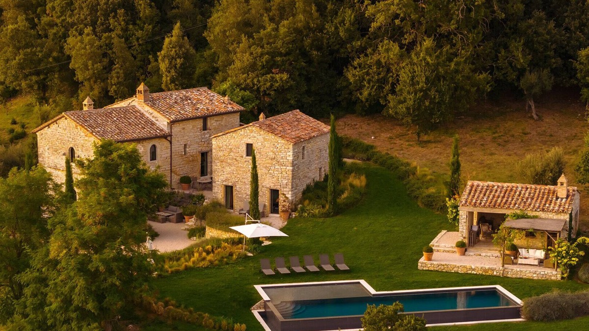 San Giovanni del Pantano Villa | Villa Dell'Eremo by Miani Group
