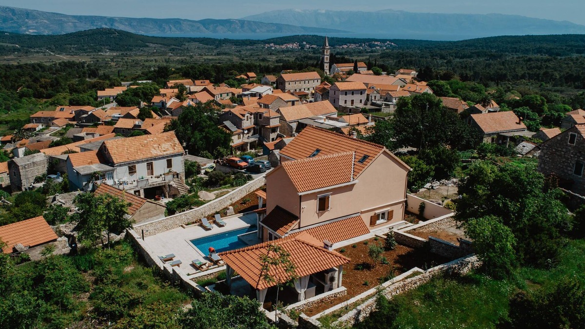 Island Hvar Villa | Villa Jasmina is created for artists and lovers of the arts.