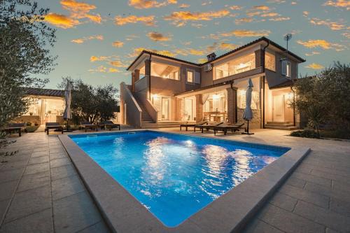 Peruski Villa | Villa Javor near Pula only 1 km from the beach with sea view and heated pool