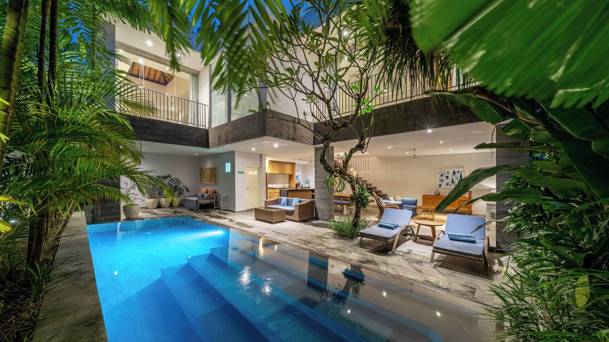 Petitenget Villa | Villa Jekumah 2 - 1 minute walk to restaurants at Seminyak