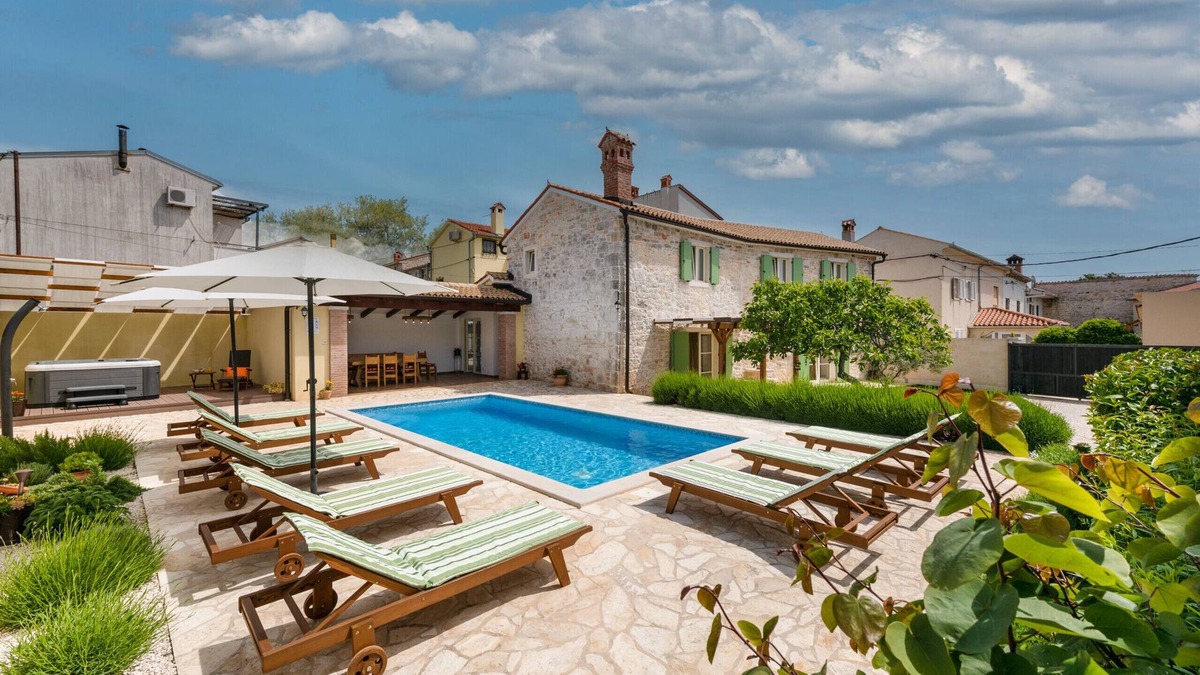 Mali Vareski Villa | Villa Katja near Pula with whirlpool only 3 km from the beach