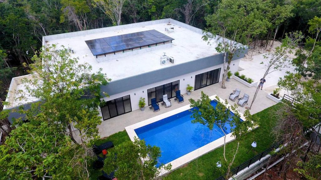 Cozumel Villa | Villa Kiin Ha - Luxurious 5-BR Villa with Swim-Up Pool