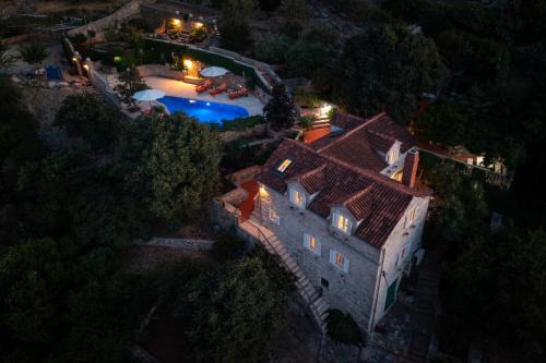 Lozisca Villa | "Villa Kostela"-Villa in nature with 4 bedrooms, 2 bathrooms and 2 kitchens