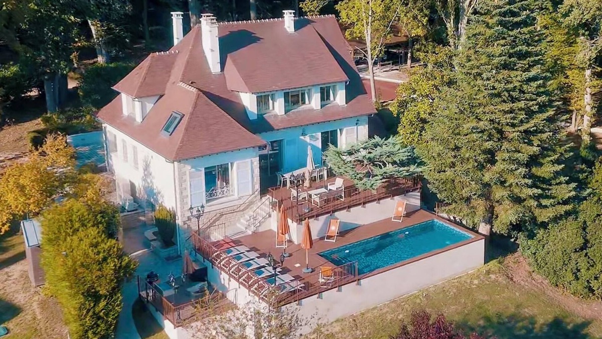 Mezy-sur-Seine Villa | Villa “La Bihourdière” — Exceptional property on a wooded park with heated pool