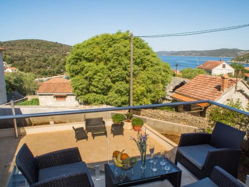 Veliki Drvenik Apartment | Villa LA - Comfort One-Bedroom Apartment with Terrace and Sea View