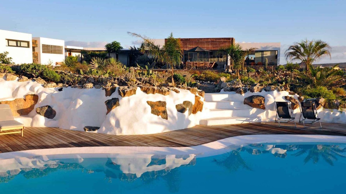 Lajares Villa | VILLA LA LAGUNA-450 m²-Heated swimming pool-Natural park view-Wifi-12 px