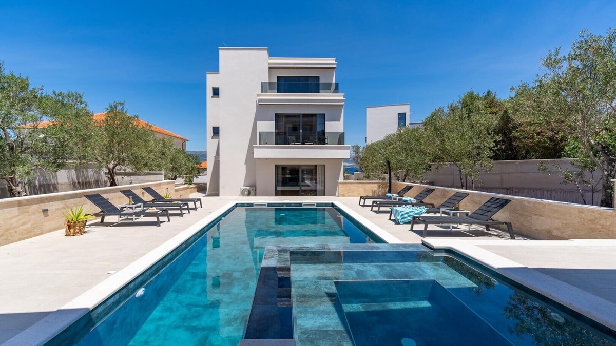 Slatine Villa | Villa Lady Maris with heated pool,70m from beach