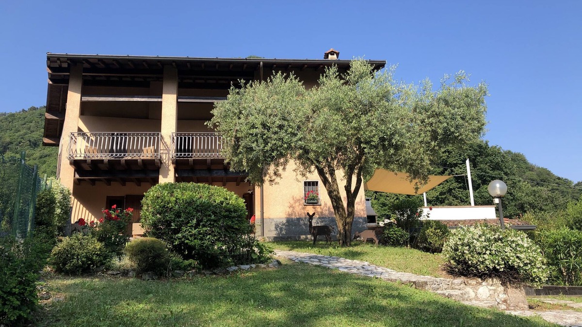 Paratico Villa | VILLA LE FONTANELLE NEW POOL 2026 air conditioning, lake view, Netflix, wifi,BBQ