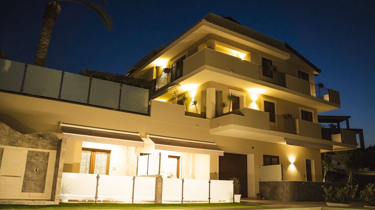 Pozzallo Apartment | Villa Le Mimose - Wave with pool, beachfront direct beach access