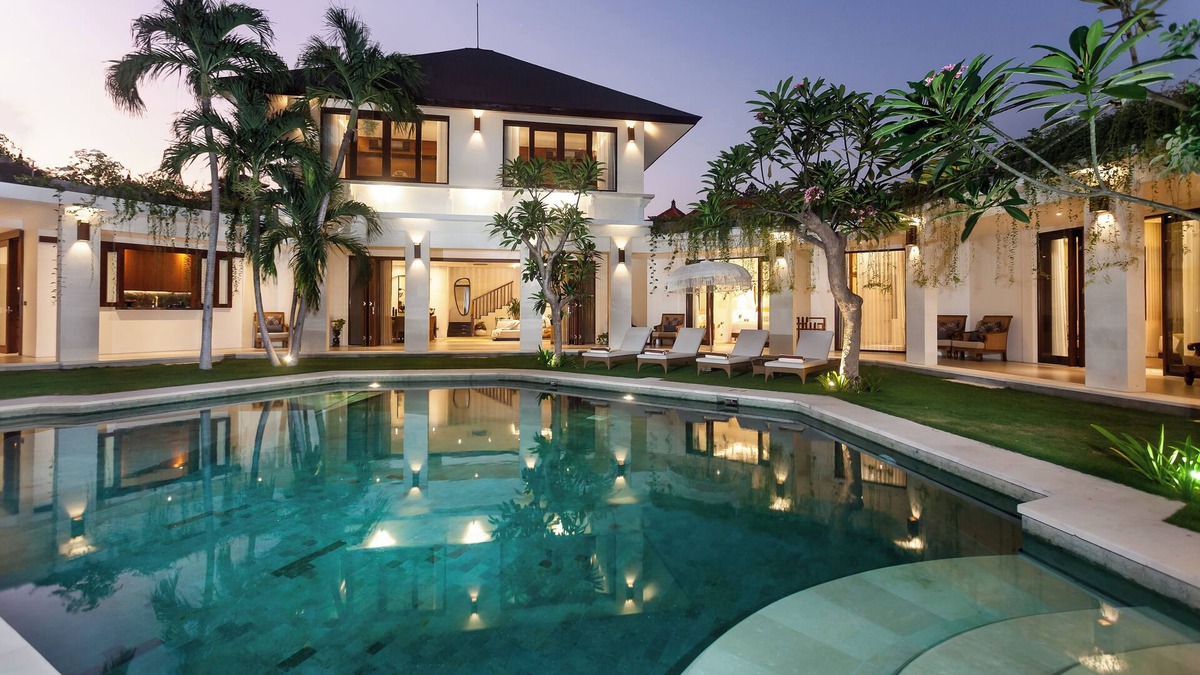 Seminyak Villa | Villa Lenu Seminyak 5bed Villa across from beach and next to shops restaurants