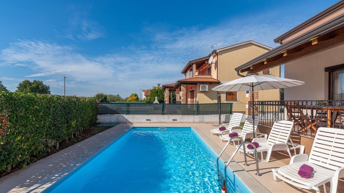 Nova Vas Villa | Villa Leonie with Private Pool and garden