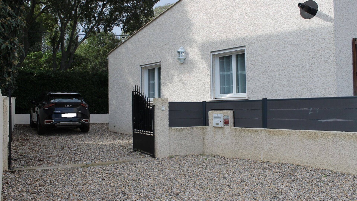 Cessenon-sur-Orb Villa | Villa Les Eucalyptus, in a quiet hamlet at the gateway to the Haut Languedoc region