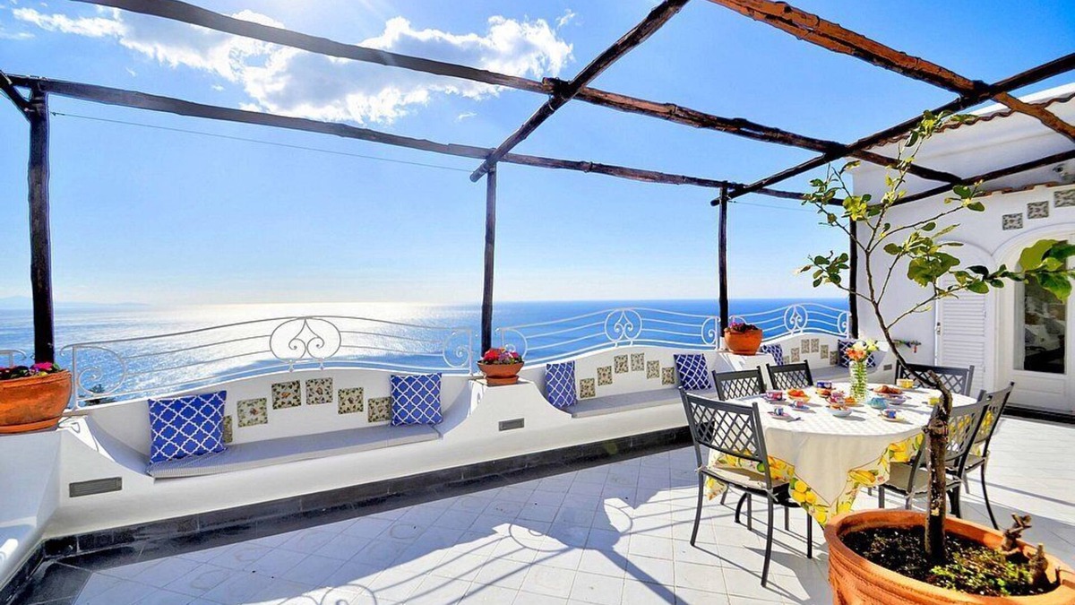 Praiano Villa | Villa Levante: A charming and bright villa which faces the sun and the sea, with Free WI-FI.