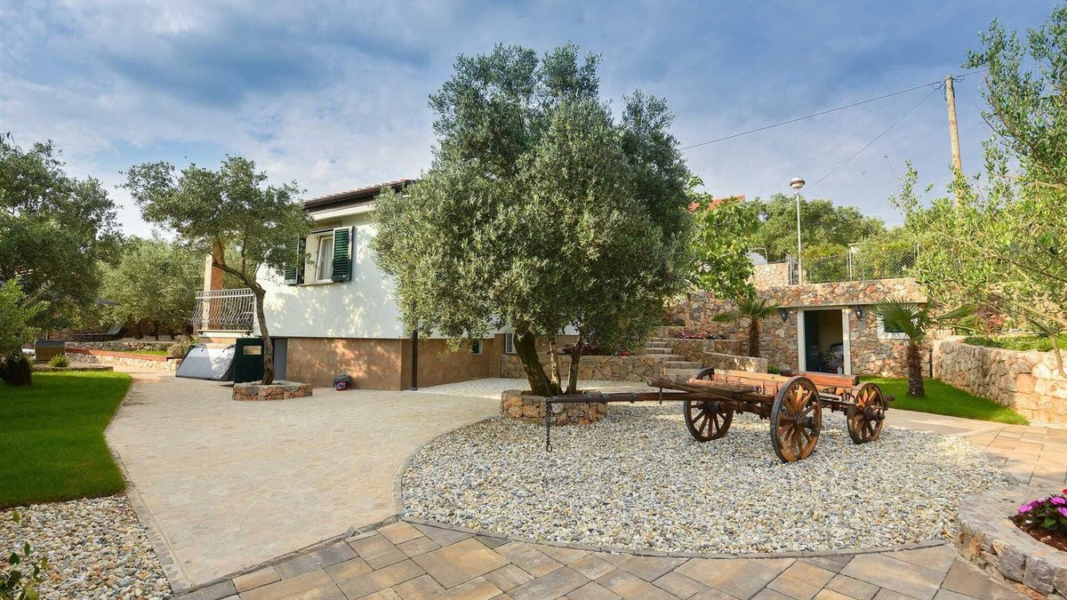 Punat Villa | Villa Lipa with Hot Whirlpool