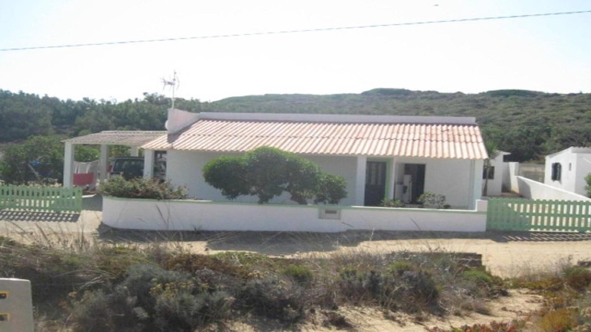 Aljezur House | Villa located on Monte Clérigo beach, located 200 meters from the beach, healthy
